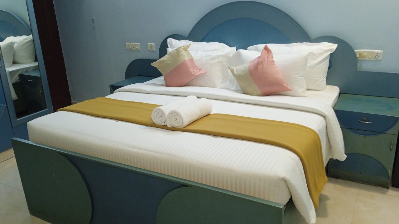 Hotels in palavakkam - Eaze & Comfort Bath-Tub Room