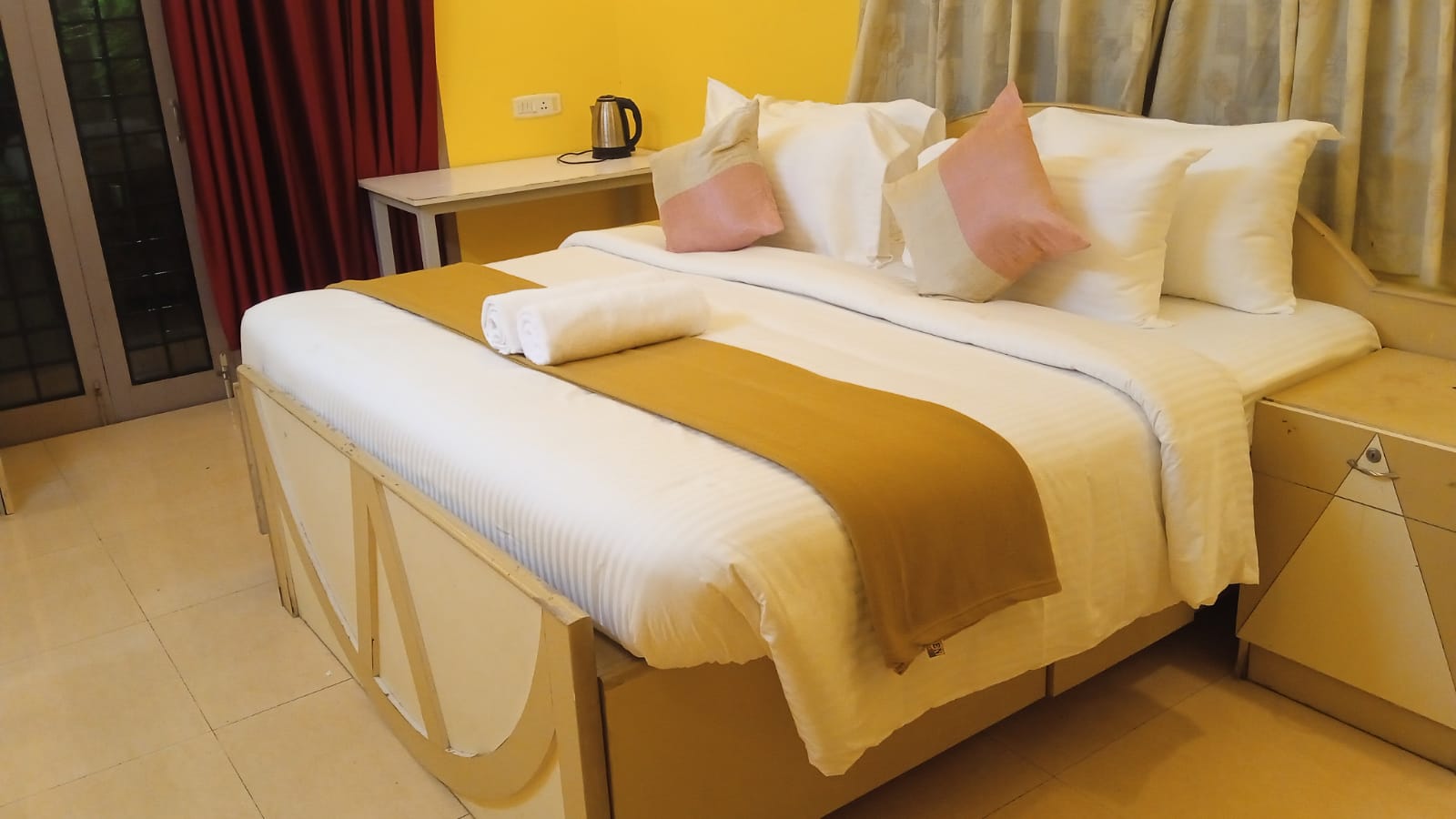 Hotels in palavakkam - Eaze & Comfort Balcony Room